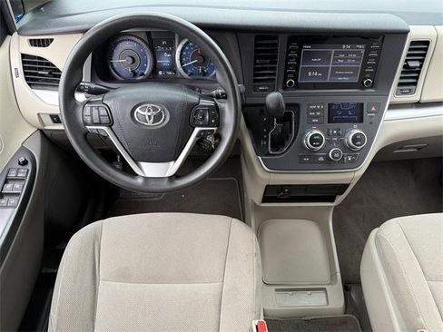 Used 2020 Toyota Sienna L image 10