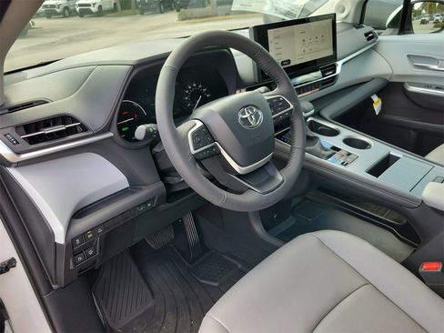 New 2026 Toyota Sienna XLE image 16