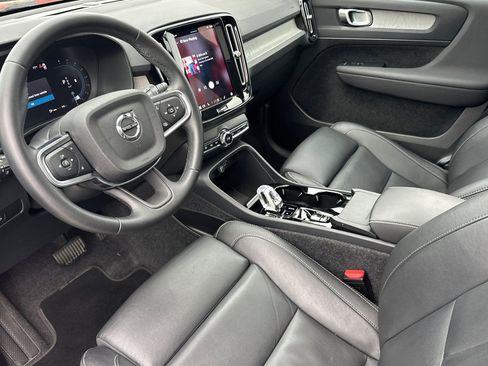 Used 2025 Volvo XC40 B5 Plus image 10