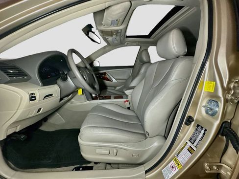 Used 2011 Toyota Camry XLE w/ XLE Extra-Value Pkg #2 FWD image 17