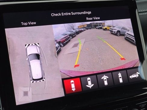 Used 2025 Jeep Grand Cherokee Limited w/ Luxury Tech Group II AWD/4WD image 9
