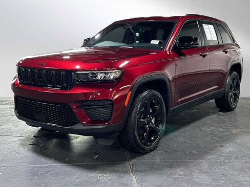 Used 2023 Jeep Grand Cherokee Altitude AWD/4WD image 7