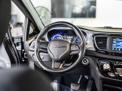 Used 2019 Chrysler Pacifica Touring Plus w/ S Appearance Package FWD image 35