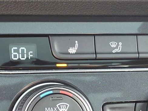 Used 2020 Volkswagen Tiguan SE w/ Panoramic Sunroof Package image 23