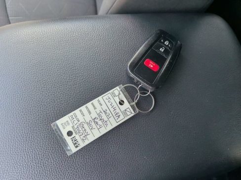Used 2021 Toyota RAV4 XLE FWD image 36