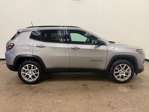 Used 2023 Jeep Compass Latitude w/ Sun and Sound Group AWD/4WD image 7