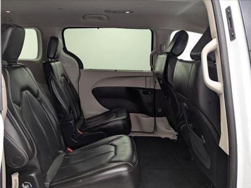 Used 2023 Chrysler Pacifica Touring-L FWD image 21