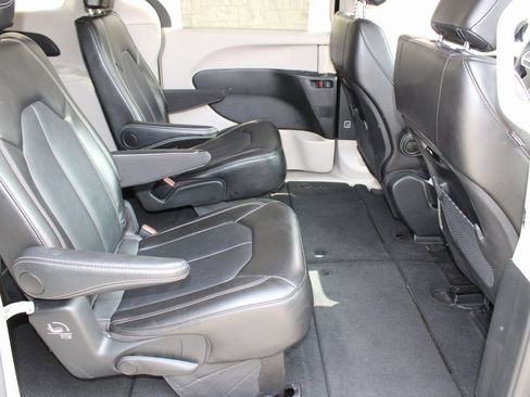 Used 2024 Chrysler Pacifica Touring-L image 18