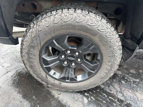 Used 2018 Chevrolet Silverado 1500 LT w/ Midnight Edition image 39