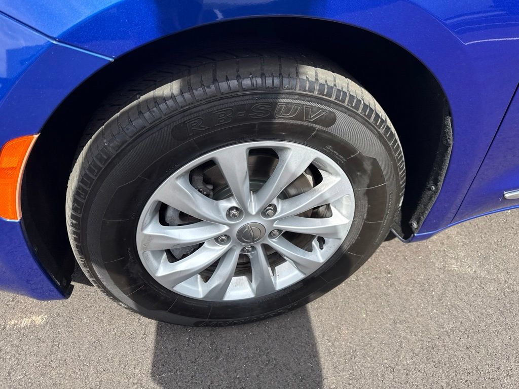 Used 2019 Chrysler Pacifica Touring-L FWD image 10