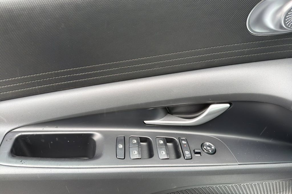 Certified 2026 Hyundai Elantra SE FWD image 9