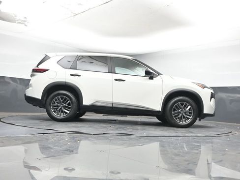 Used 2024 Nissan Rogue S image 30