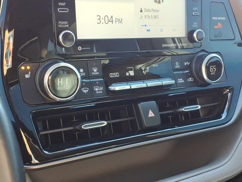 Used 2022 Toyota Highlander XLE image 7