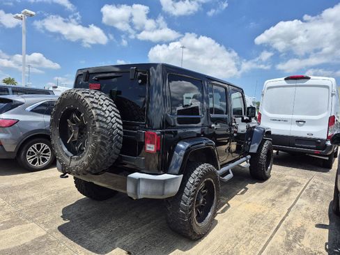 Used 2017 Jeep Wrangler Unlimited Sahara w/ Connectivity Group AWD/4WD image 3