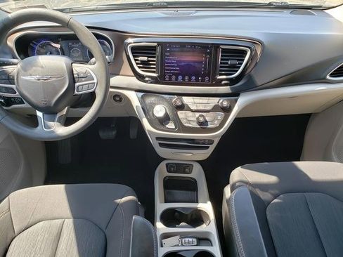 Used 2017 Chrysler Pacifica Touring FWD image 13