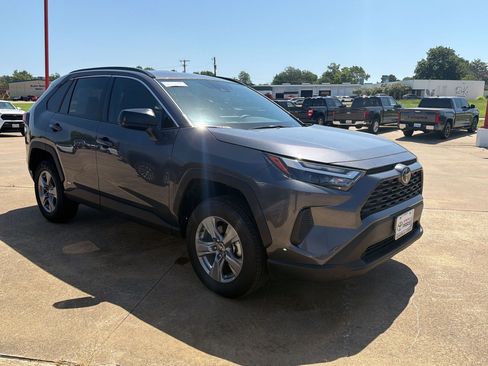 Used 2025 Toyota RAV4 LE AWD/4WD image 7