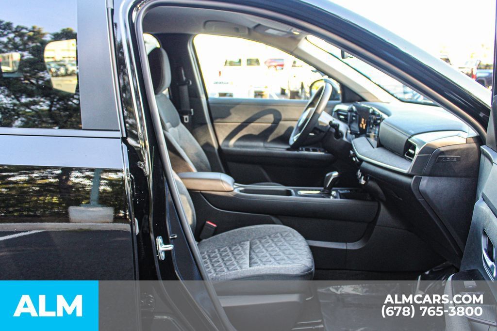 Used 2025 Nissan Kicks SV FWD image 14