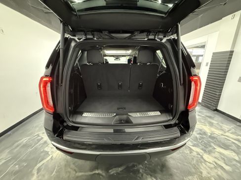 Used 2024 GMC Yukon Denali w/ Advanced Technology Package AWD/4WD image 10