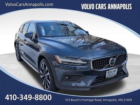 Certified 2025 Volvo V60 B5 Cross Country Ultra image 1