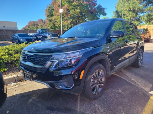 Used 2021 Kia Seltos LX image 2