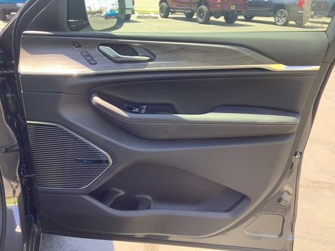 New 2023 Jeep Grand Cherokee Overland w/ Luxury Tech Group IV image 41