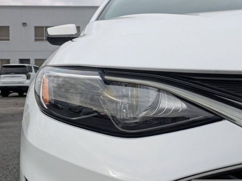 Used 2022 Chevrolet Malibu LT w/ Leather Package image 9