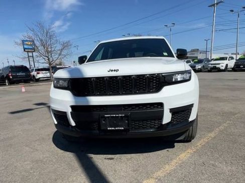 Used 2023 Jeep Grand Cherokee L Laredo image 3