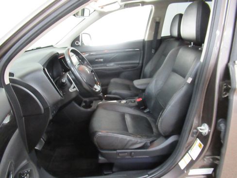 Used 2016 Mitsubishi Outlander GT image 7