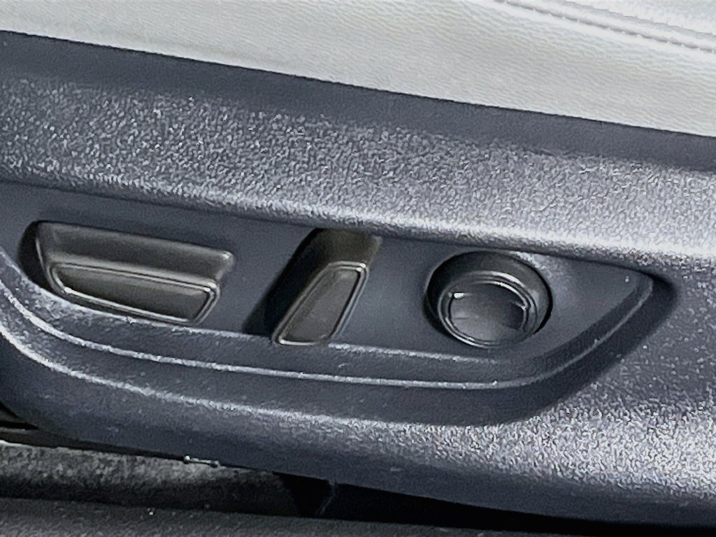 Used 2025 Toyota Camry SE FWD image 13