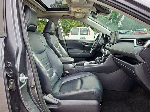 Used 2019 Toyota RAV4 XLE Premium w/ Cold Weather Package AWD/4WD image 33