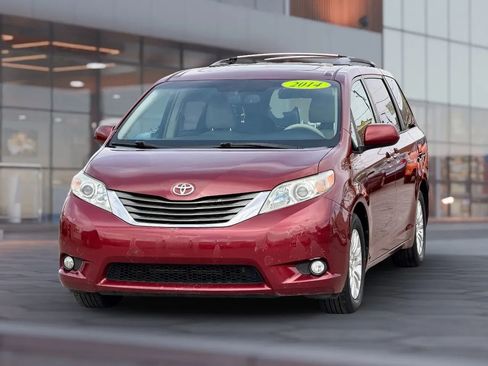 Used 2014 Toyota Sienna XLE FWD image 2