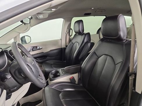 Used 2023 Chrysler Pacifica Touring-L FWD image 16