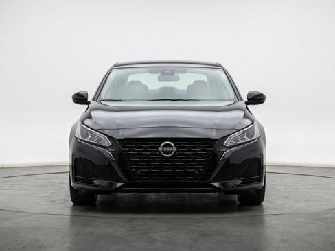 Used 2025 Nissan Altima 2.5 SV image 2