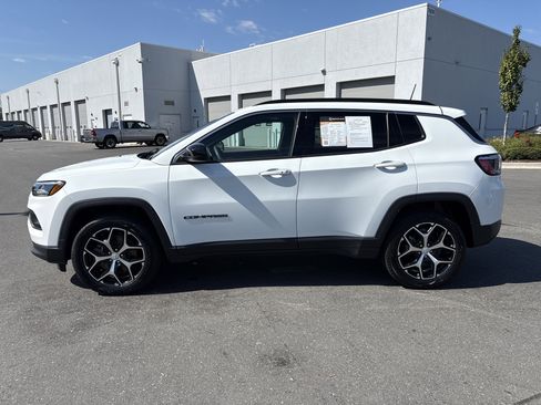 Used 2024 Jeep Compass Latitude image 6