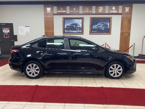 Used 2022 Toyota Corolla LE image 2
