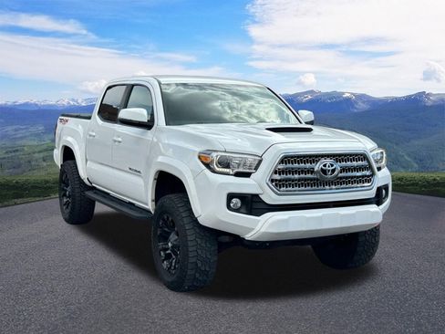 Used 2017 Toyota Tacoma TRD Sport w/ Tow Package (A/T) AWD/4WD image 8