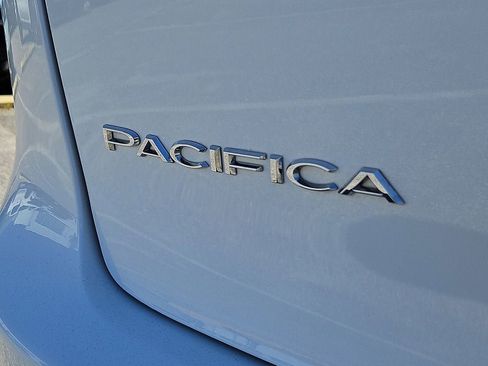 Used 2024 Chrysler Pacifica Touring-L FWD image 32