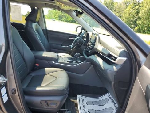 Used 2022 Toyota Highlander XLE AWD/4WD image 24