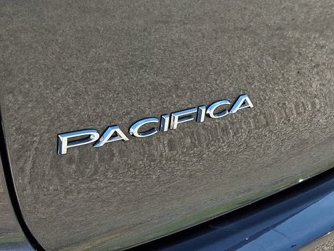 Used 2023 Chrysler Pacifica Touring-L FWD image 30
