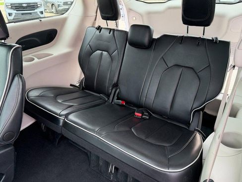 Used 2024 Chrysler Pacifica Limited FWD image 17