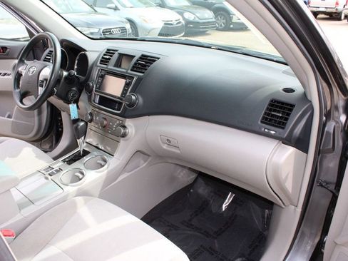 Used 2013 Toyota Highlander Plus w/ Cold Weather Pkg image 25