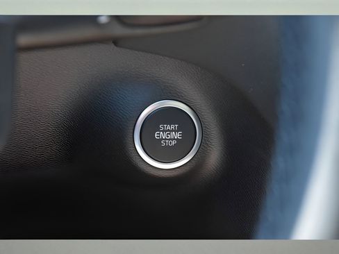 Certified 2025 Volvo XC40 B5 Plus w/ Protection Package Premier image 40