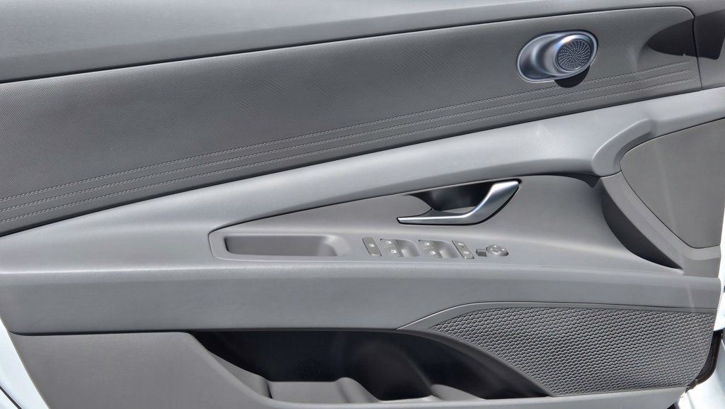 Used 2026 Hyundai Elantra SE FWD image 15