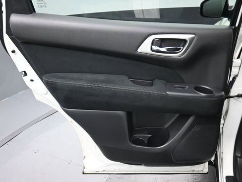 Used 2015 Nissan Pathfinder S image 28