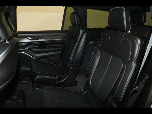 Used 2023 Jeep Grand Cherokee L Overland w/ Luxury Tech Group IV AWD/4WD image 36