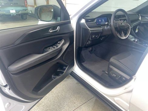 New 2026 Jeep Grand Cherokee L Laredo w/ MOPAR Finishing Package image 9