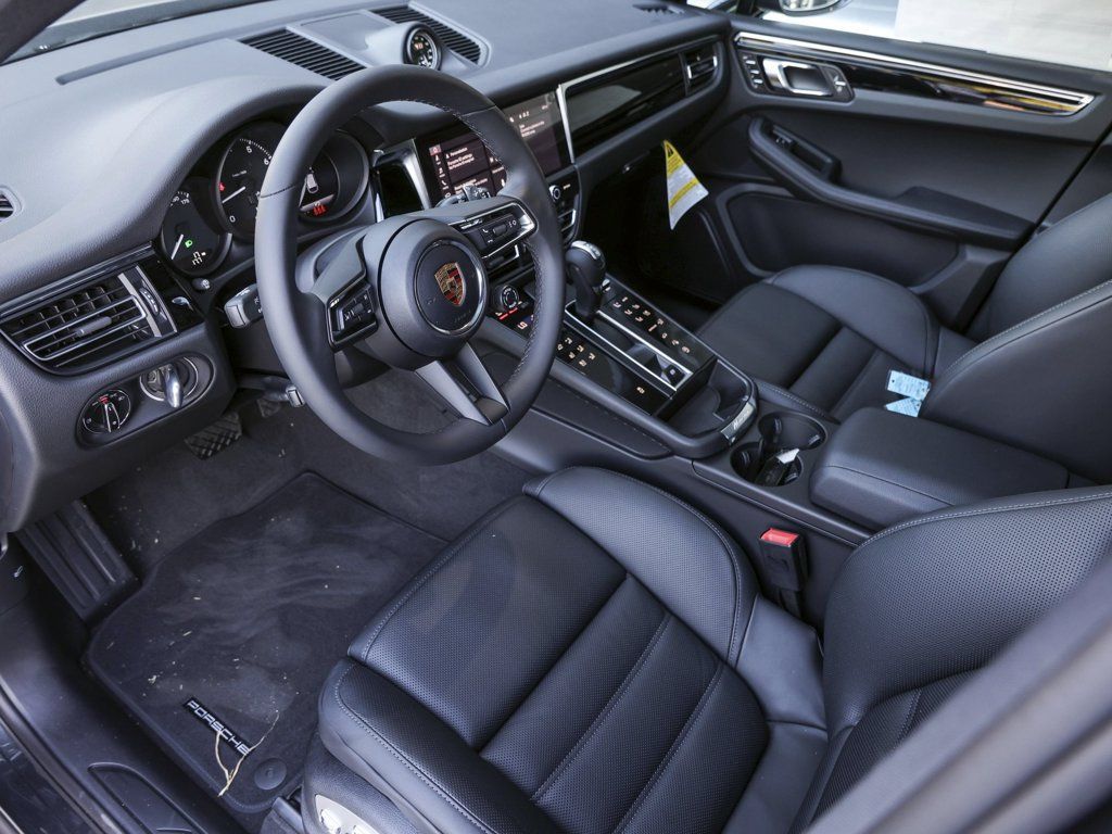 Certified 2026 Porsche Macan AWD/4WD image 4