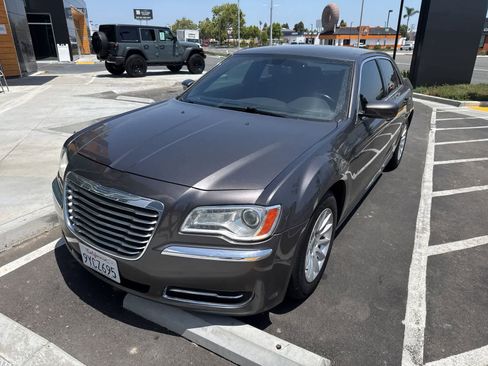 Used 2014 Chrysler 300 RWD image 1