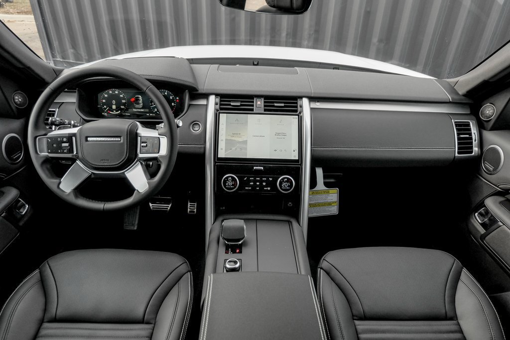 Used 2025 Land Rover Discovery Dynamic SE AWD/4WD image 19