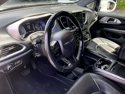 Used 2021 Chrysler Pacifica Touring-L w/ S Appearance Package FWD image 8